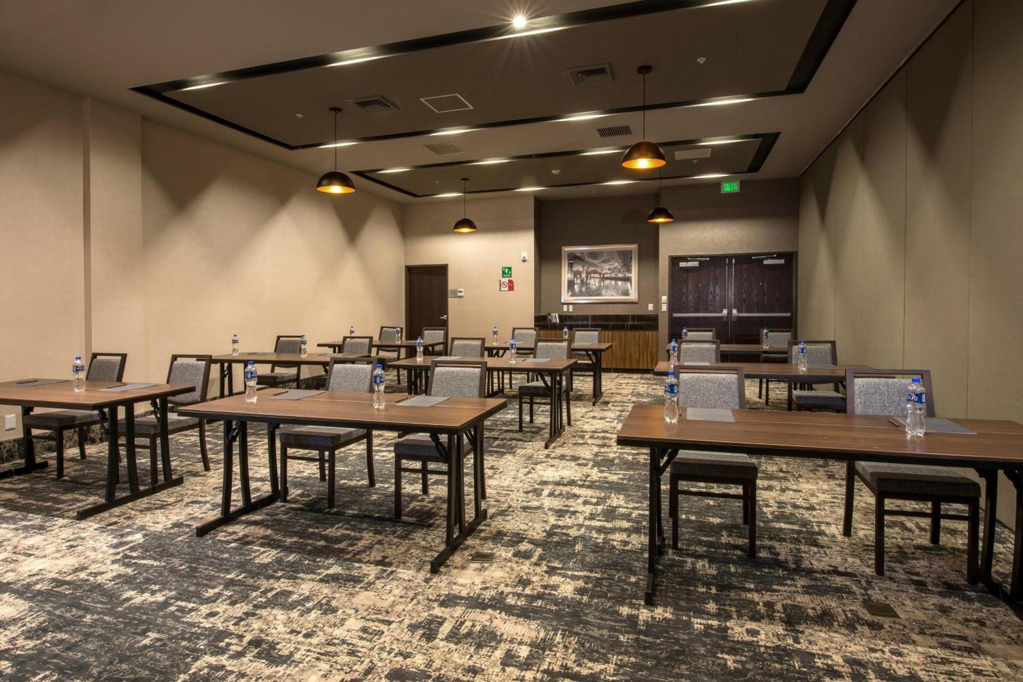 Courtyard By Marriott San Luis Potosi, Los Lagos Экстерьер фото