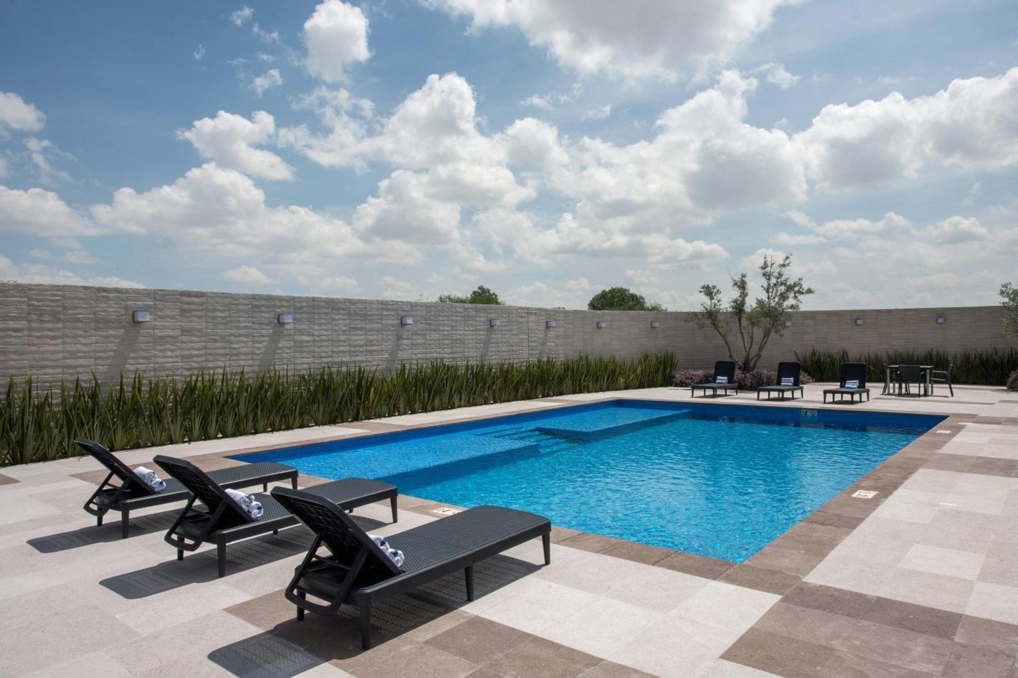 Courtyard By Marriott San Luis Potosi, Los Lagos Экстерьер фото