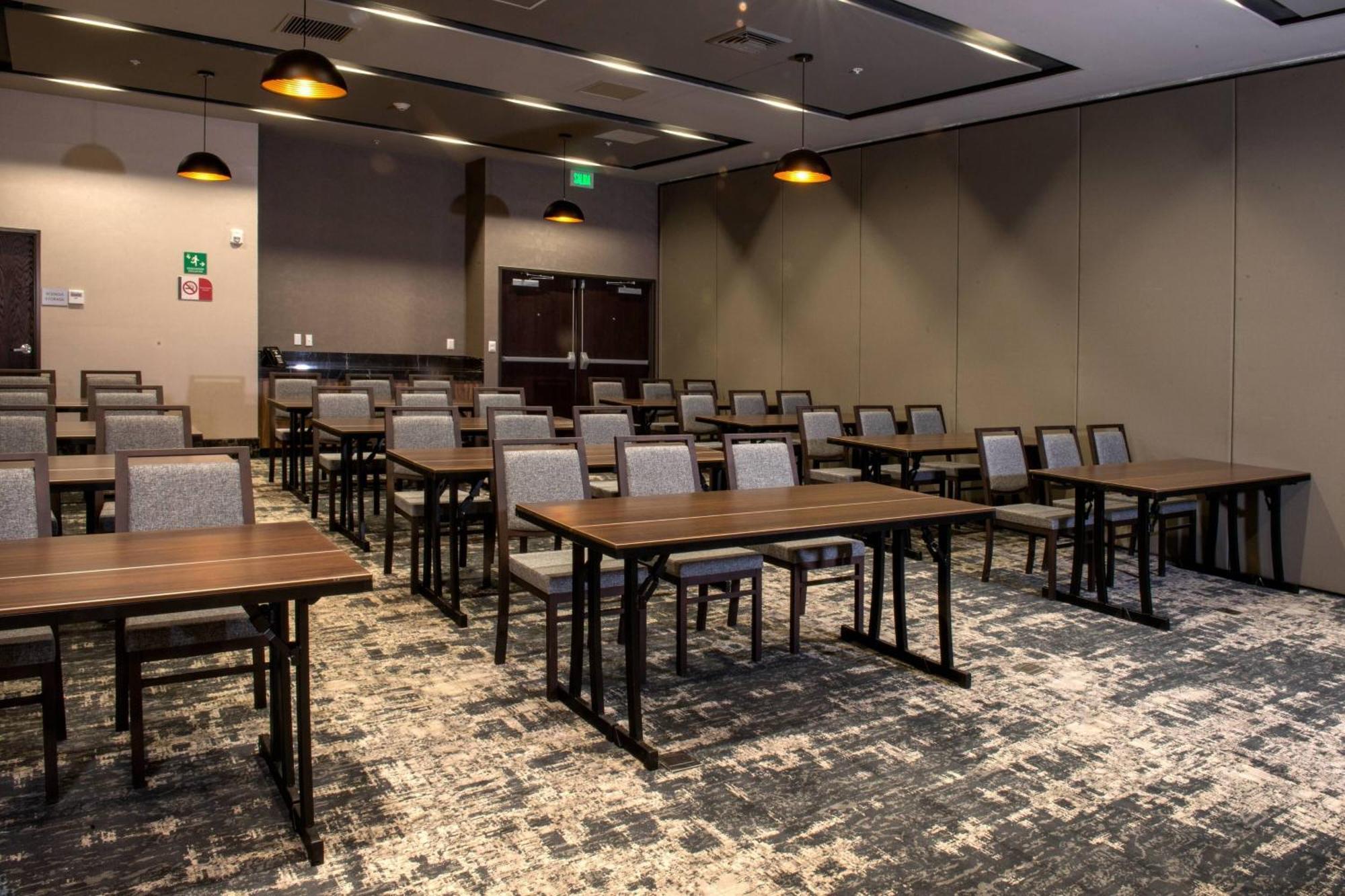 Courtyard By Marriott San Luis Potosi, Los Lagos Экстерьер фото