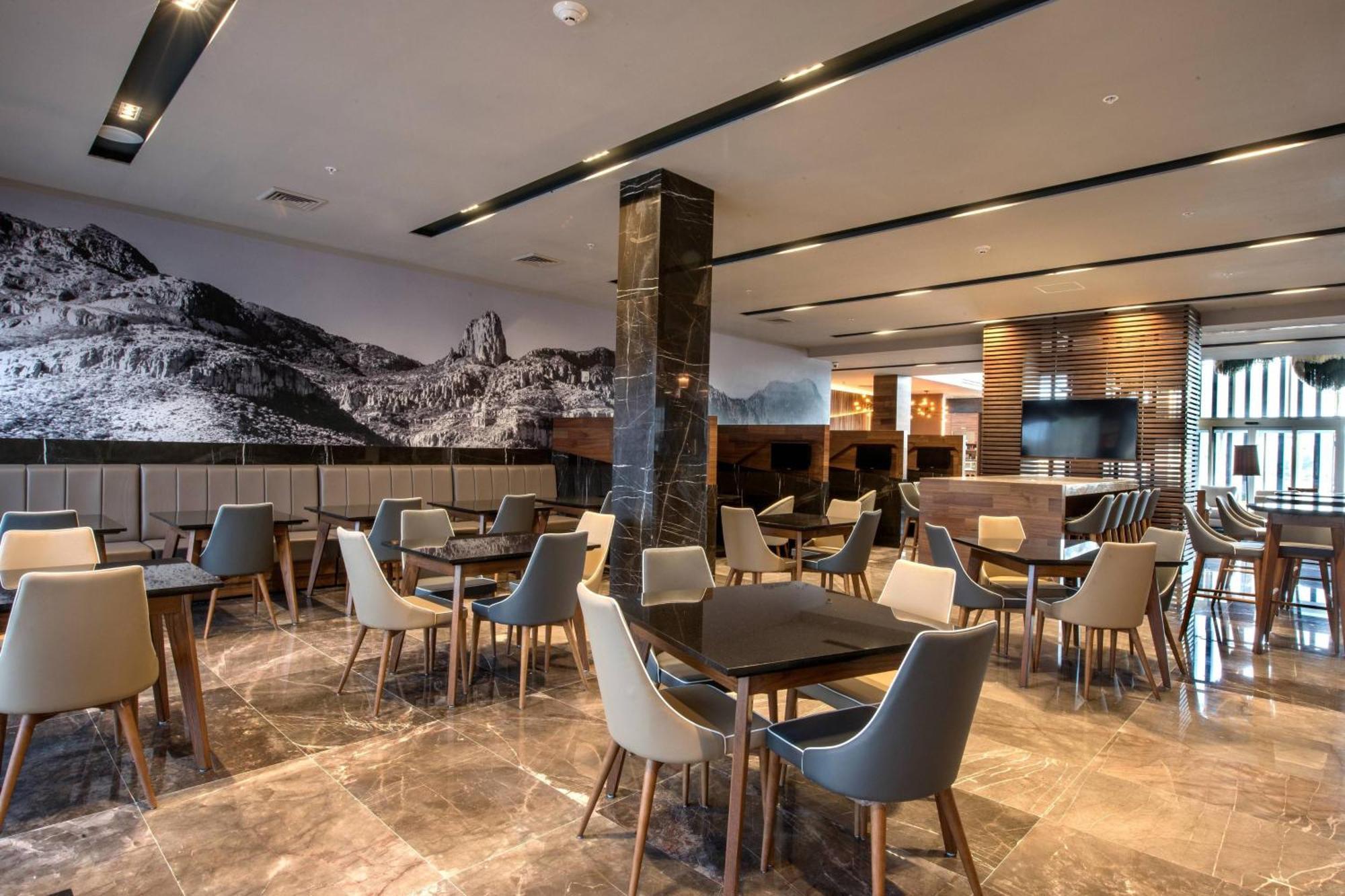 Courtyard By Marriott San Luis Potosi, Los Lagos Экстерьер фото